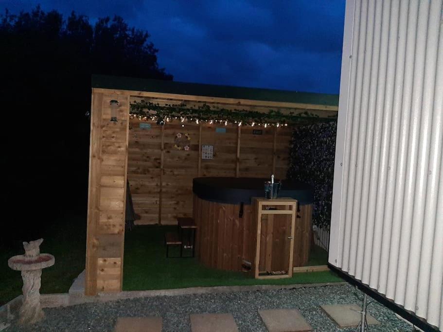 Anglesey New Modern Shepherds Hut With Spa Hot Tub Gwalchmai Exterior foto