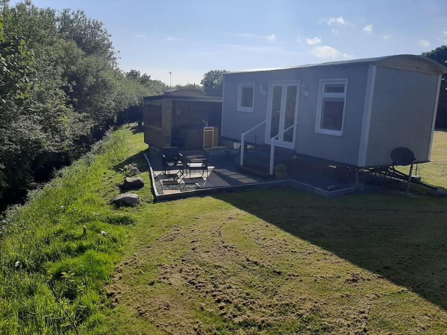 Anglesey New Modern Shepherds Hut With Spa Hot Tub Gwalchmai Exterior foto