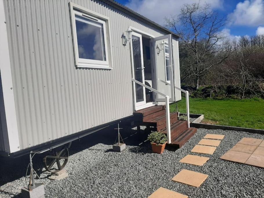 Anglesey New Modern Shepherds Hut With Spa Hot Tub Gwalchmai Exterior foto